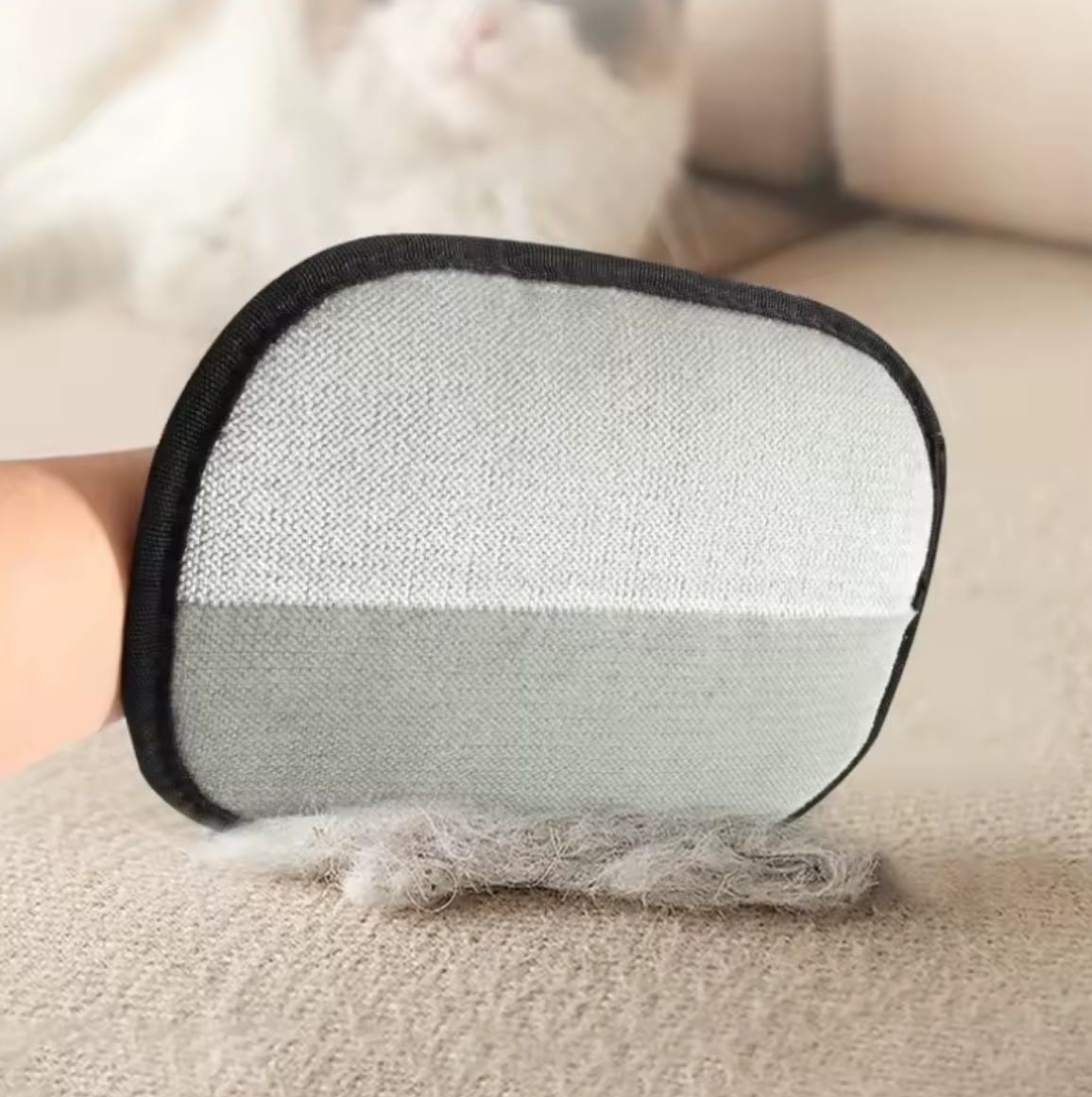 כפפת GADGPET – הפתרון לפרווה בכל מקום!